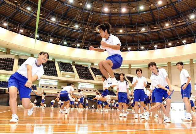 生徒間の距離を保つために取り入れられた縄跳び演技を披露する神戸市立竜が台中の生徒＝神戸市須磨区緑台、グリーンアリーナ神戸（撮影・中西幸大）