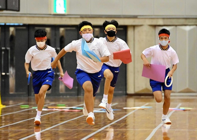 マスク姿で競技に励む神戸市立竜が台中の生徒＝神戸市須磨区緑台、グリーンアリーナ神戸（撮影・中西幸大）