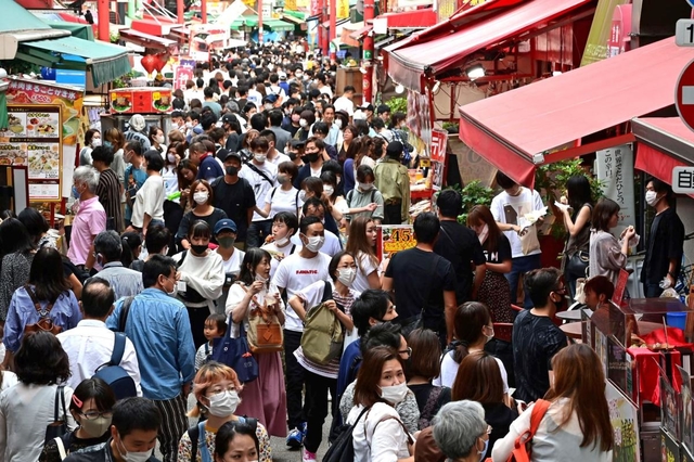 観光客でにぎわう南京町商店街＝２０日午後、神戸市中央区（撮影・秋山亮太）