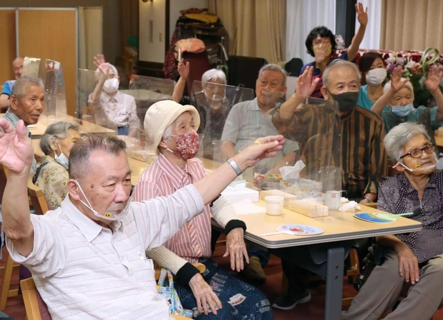 保育園児とオンラインで交流し、敬老会を楽しむ高齢者たち＝神戸市中央区生田町１、特別養護老人ホーム「オリンピア」（撮影・辰巳直之）