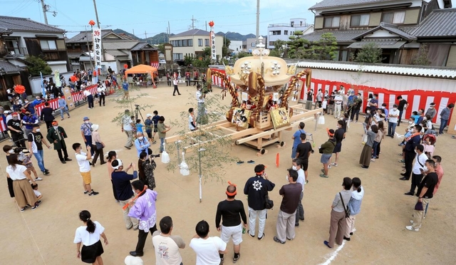 細部までこだわり抜いた自慢の祭り屋台。「３密」に注意して披露された＝姫路市飾磨区構３