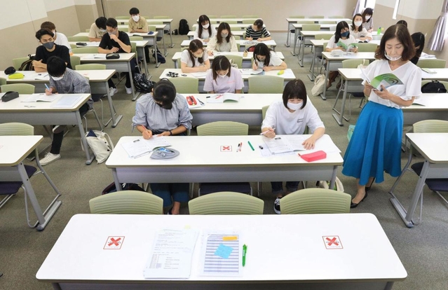 対面の授業が再開。距離を取りながら授業を受ける１年生の学生たち＝西宮市上ケ原、関西学院大学（撮影・鈴木雅之）