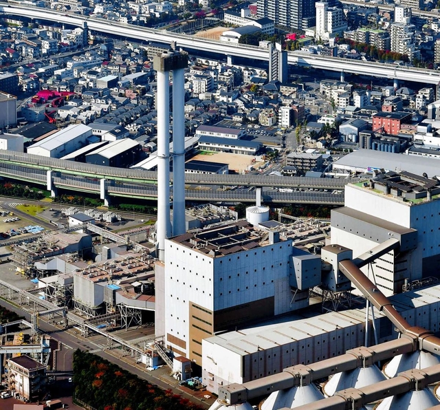市街地のそばで稼働する神戸製鋼所の石炭火力発電所＝神戸市灘区