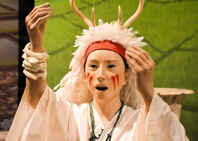 弥生時代の「シャーマン」を再現した人形。どことなく女優の黒木瞳さんに似ているような…＝兵庫県播磨町大中１