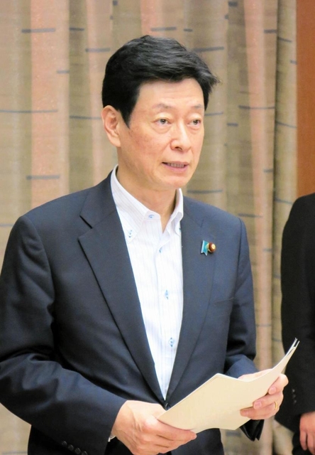 新型コロナウイルス対策について語る西村康稔経済再生担当相＝２６日午後、神戸市役所