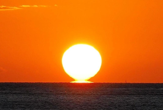 播磨灘に登場しただるま夕日＝神戸市垂水区のアジュール舞子から（正木真一郎さん撮影）