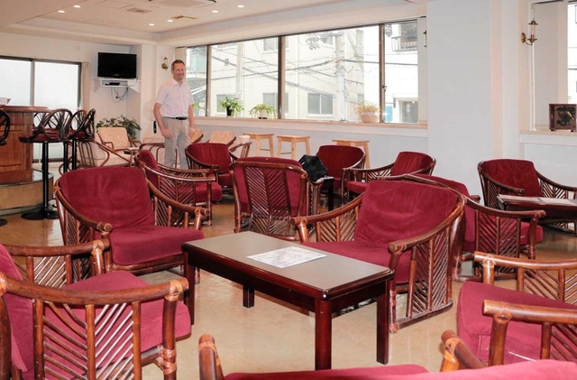 神戸マリナーズセンターのラウンジ。船員でにぎわってきたが、新型コロナウイルスの影響で閑散としている＝神戸市中央区元町通３