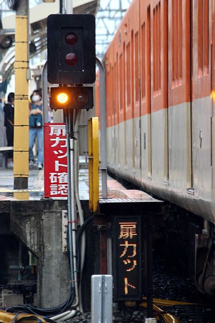最後部には車掌へ注意を促す「扉カット」の看板が並ぶ＝姫路市大塩町