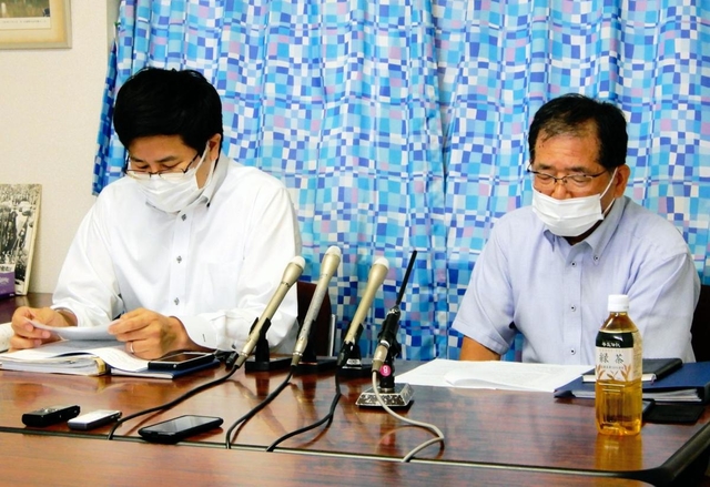 不適切ケアがあった福祉施設で職員らと労働組合を結成し、実態を訴える男性（右）＝神戸市兵庫区