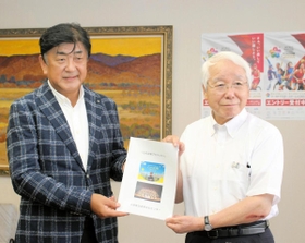 井戸敏三知事に兵庫県立芸術文化センターの報告書を渡す佐渡裕芸術監督（左）＝県庁