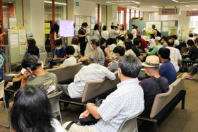 失業保険の手続きをするため順番を待つ人たち＝神戸市中央区相生町１、ハローワーク神戸