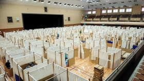 新型コロナ感染防止のため、カーテンで仕切られた避難所＝７月、熊本県八代市（神戸市提供）