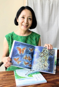 新作絵本について語る高山なおみさん＝神戸市内
