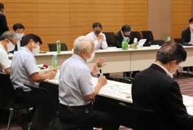 国の予算編成への提案を説明する井戸敏三知事（中央）＝東京都千代田区