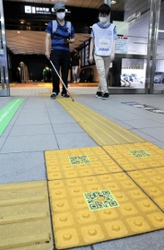 ＱＲコードを読み取りながら駅構内を進む視覚障害者＝ＪＲ新神戸駅