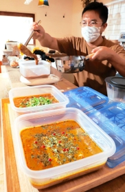客が持参した容器で量り売りするカレー店＝神戸市東灘区岡本５