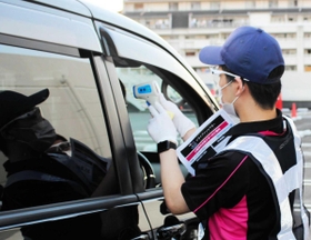 車内の客に体温チェックも＝大阪府茨木市、イオンモール茨木