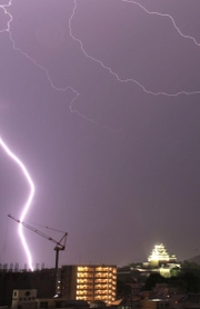 激しい雷雨に見舞われた姫路市内。市内では約１４００軒が停電した＝５日午後７時５８分、姫路市内（撮影・小林良多）