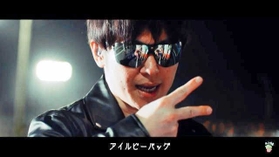 予告編のワンシーン。名ぜりふ「アイルビーバック」を「またな」という手話で表現する手話ちゃん