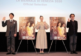 記者会見した（右から）黒沢清監督、蒼井優さん、高橋一生さん＝東京都港区