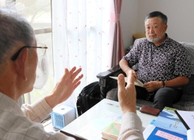 現地で言葉を交わしたという元沖縄県知事の島田叡氏について、三枝利夫さんに取材する五十嵐匠監督（右）＝兵庫県佐用町上三河