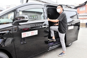 日高地域で試験運行されている「オンデマンド交通」の車両。演劇祭参加者以外も利用できる＝豊岡市日高町日置