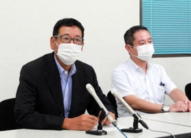 国民民主党兵庫県連の解散に伴い、会見する向山好一代表（左）ら＝神戸市中央区中山手通４