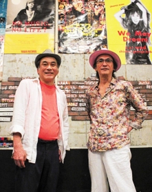 チキンジョージに出演したミュージシャンのポスターを前に４０周年を振り返る児島進代表（右）と勝専務＝神戸市中央区下山手通２