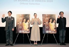 ベネチアでの上映に先立ち行われた記者会見の様子。右から黒沢清監督、蒼井優さん、高橋一生さん＝東京都内