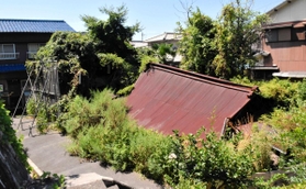 相続人が９３人にも上る特定空き家。建物の一部は既につぶれている＝姫路市的形町