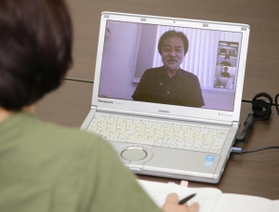 会議アプリＺｏｏｍで取材に応じる黒沢清監督