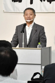 「兵庫維新政治塾」で講演する日本維新の会の馬場伸幸幹事長＝神戸市中央区