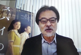 会議用アプリＺｏｏｍで取材に応じる黒沢清監督（１３日午後）