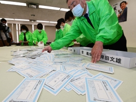 予備選の開票作業を行う自民党兵庫県連の職員＝１４日午前、神戸市中央区中山手通５（撮影・秋山亮太）