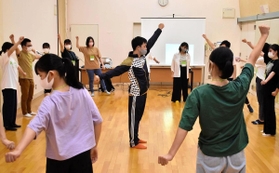 プロダンサーの児玉北斗さん（中央）から講義を受ける高校生たち＝豊岡市大手町