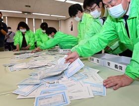 予備選の開票作業を行う自民党兵庫県連の職員＝１４日午前、神戸市中央区中山手通５（撮影・秋山亮太）