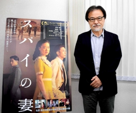 受賞後の喜びを語った黒沢清監督＝東京都内