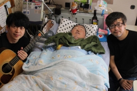 蔭山さん（中央）との久しぶりの再開を楽しんだ山崎貴監督（右）＝神戸市北区