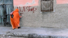 「銃か、落書きか」の一場面