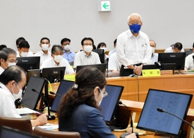 対策本部会議の冒頭であいさつする兵庫県の井戸敏三知事（右）＝１７日午前、神戸市中央区、兵庫県災害対策センター