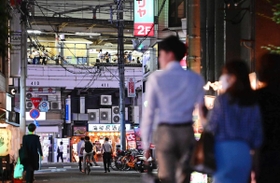 終電繰り上げで夜の町は？＝神戸市中央区（撮影・中西幸大）