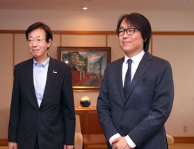 神戸市混声合唱団の次期音楽監督の佐藤正浩さん（右）と久元喜造市長＝神戸市役所
