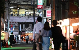 来春から終電が早まる。コロナ禍で打撃を受けている飲食店からは嘆きの声も＝神戸市中央区（撮影・中西幸大）