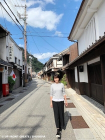 龍野城下を歩く森高さん