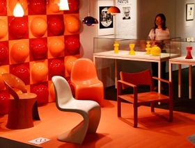 一枚のプラスチック板でできた椅子など、デンマークのデザイナーが手掛けた作品が並ぶ会場＝神戸市東灘区、神戸ファッション美術館（撮影・秋山亮太）