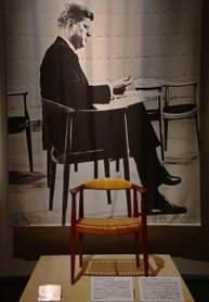 最も有名なデンマーク家具の一つとされる「ラウンドチェア」＝神戸市東灘区、神戸ファッション美術館（撮影・秋山亮太）