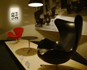 曲線美が目を引くイス＝神戸市東灘区、神戸ファッション美術館（撮影・秋山亮太）