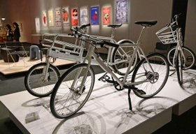 大きなかごが前面についたデザインの自転車なども並ぶ＝神戸市東灘区、神戸ファッション美術館（撮影・秋山亮太）