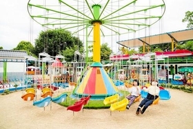 かかしの「チナちゃん」を連れたロケ撮影。姫路市立動物園のレトロな乗り物と（臼井千夏さん提供）