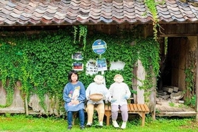 姫路市安富町関地区で、かかしと撮影した臼井さんのセルフポートレート作品（臼井千夏さん提供）